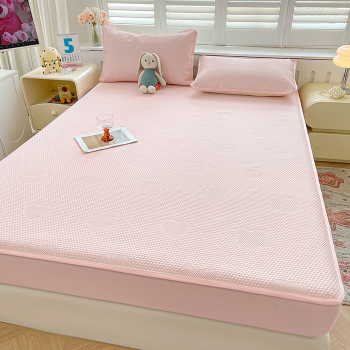 91家纺网 家纺一手货源 找家纺 迪乐妮 2025新款小冰熊凉豆豆席床笠 淑女粉-小冰熊凉豆豆床笠