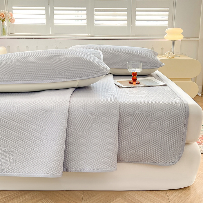 91家纺网 家纺一手货源 找家纺 迪乐妮 2025新款小冰熊凉豆豆席床笠 绅士灰-小冰熊凉豆豆席