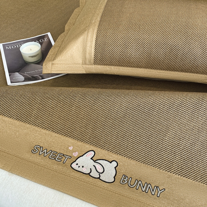 91家纺网 家纺一手货源 找家纺 莱米家纺 2025新款加厚凉感绣花冰藤席 可爱兔—金咖-凉席