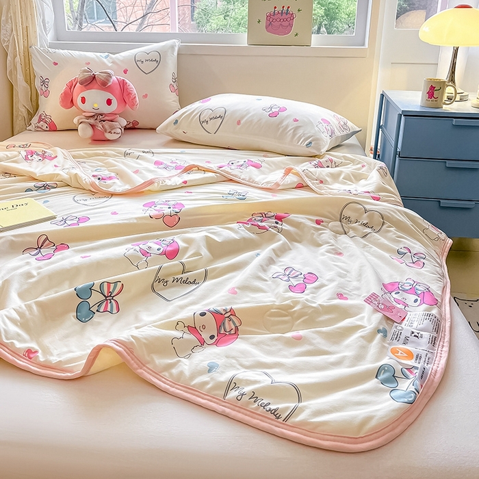 91家纺网 家纺一手货源 找家纺 金爱家2025新款A类三丽鸥正版授权高品质牛奶丝软糯针织棉大豆夏被系列详情 针织棉三丽鸥-蝴蝶结樱桃美乐蒂