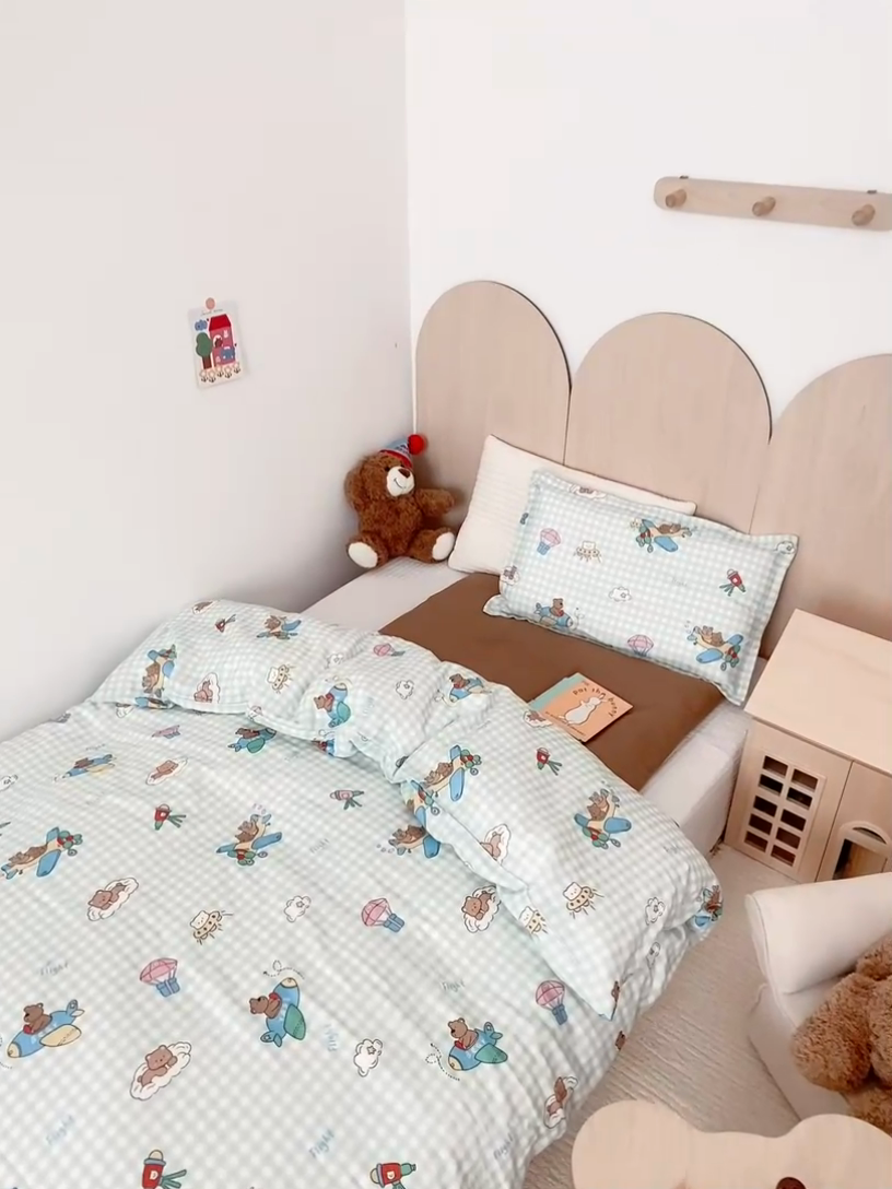 91家纺网 家纺一手货源 找家纺 2025新款全棉26℃有氧双层纱幼儿园多件套 小熊飞行员