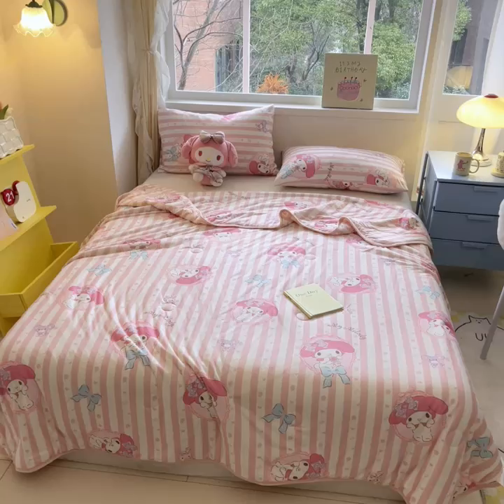 91家纺网 家纺一手货源 找家纺 金爱家2025新款A类三丽鸥正版授权高品质牛奶丝软糯针织棉大豆夏被系列详情 针织棉三丽鸥-草莓甜筒美乐蒂