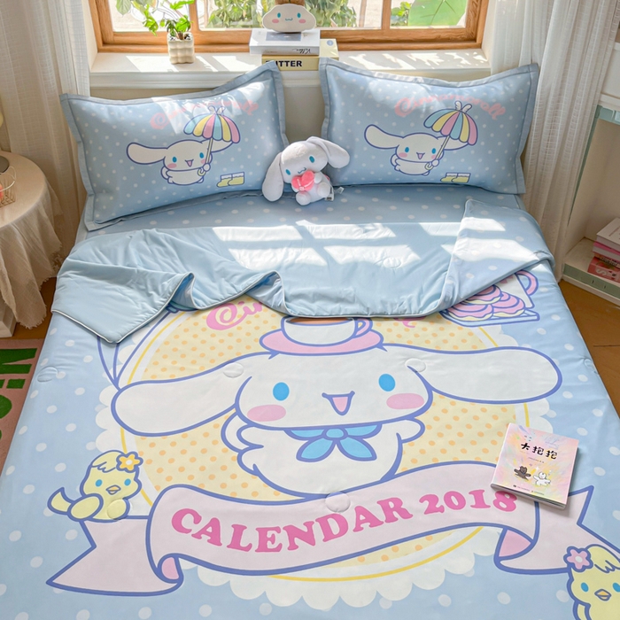 91家纺网 家纺一手货源 找家纺 博雅 2025新款 三丽鸥凉感丝夏被冰丝凉席组合四件套 欢乐玉桂狗