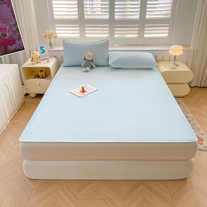 91家纺网 家纺一手货源 找家纺 迪乐妮 2025新款小冰熊凉豆豆席床笠 天空蓝-小冰熊凉豆豆席