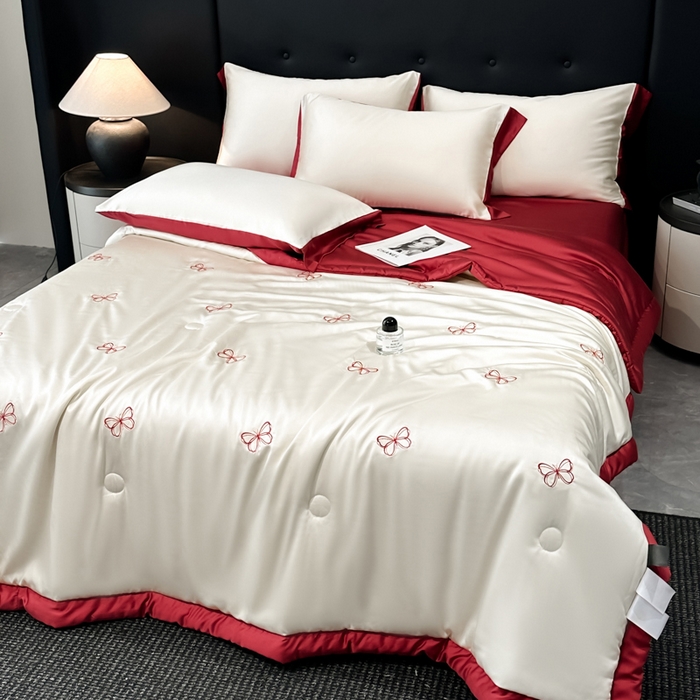 91家纺网 家纺一手货源 找家纺 满羽家纺 2025新款冰丝夏被四件套-满绣系列 迷蝶-奶白红