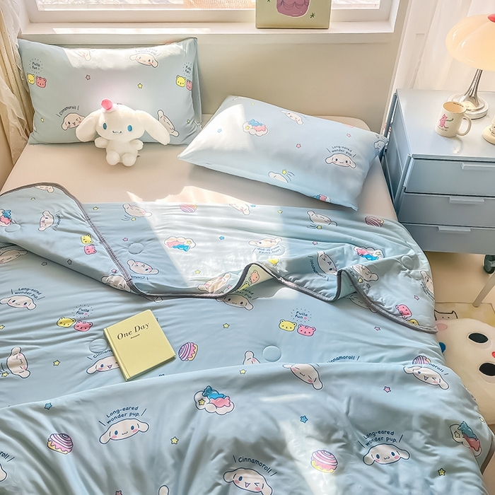 91家纺网 家纺一手货源 找家纺 金爱家2025新款A类三丽鸥正版授权高品质牛奶丝软糯针织棉大豆夏被系列详情 针织棉三丽鸥-可爱玉桂狗