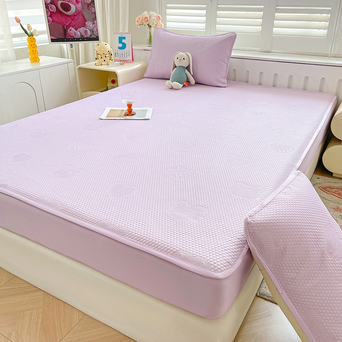 91家纺网 家纺一手货源 找家纺 迪乐妮 2025新款小冰熊凉豆豆席床笠 薰衣紫-小冰熊凉豆豆床笠