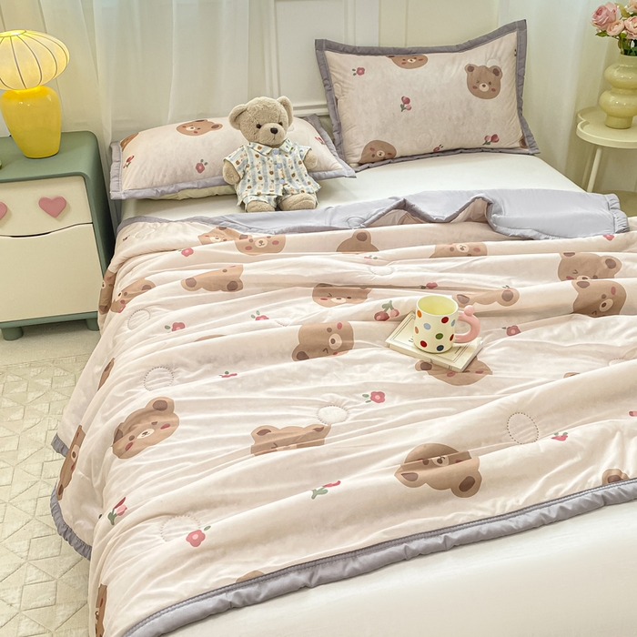 91家纺网 家纺一手货源 找家纺 顺顺家纺 2025新款凉感丝印花夏被空调被 熊熊之家