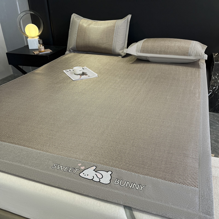 91家纺网 家纺一手货源 找家纺 莱米家纺 2025新款加厚凉感绣花冰藤席 可爱兔—香槟-凉席