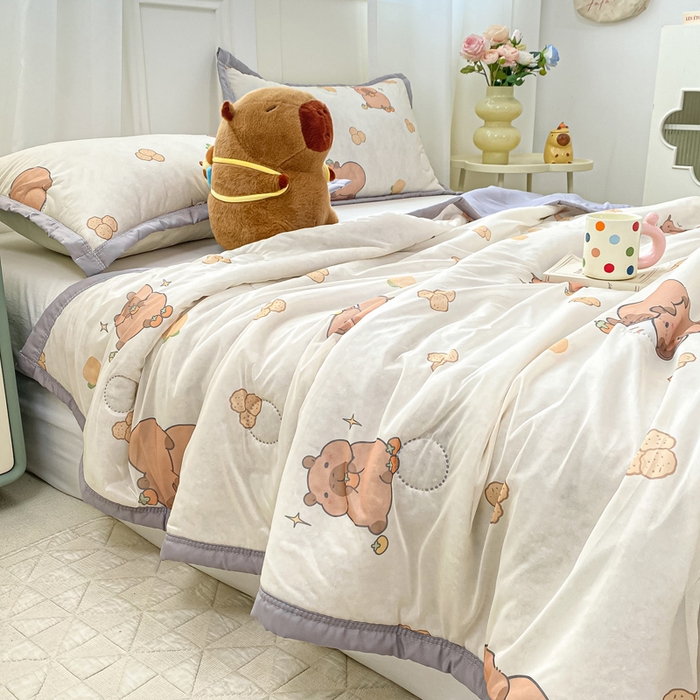 91家纺网 家纺一手货源 找家纺 顺顺家纺 2025新款凉感丝印花夏被空调被 卡皮巴拉