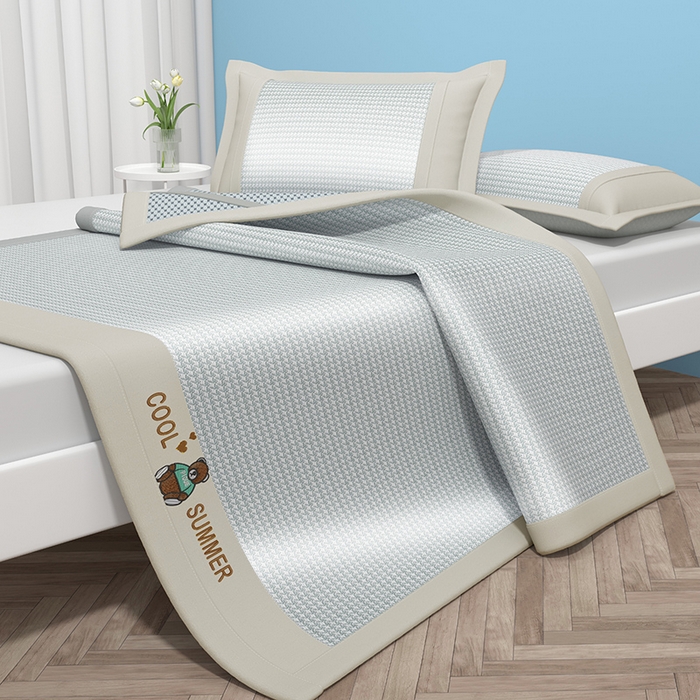 91家纺网 家纺一手货源 找家纺 绒艺席业 2025新款A类抗菌冰丝凉席系列-小冰熊款 冰熊-灰