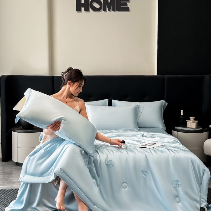 91家纺网 家纺一手货源 找家纺 满羽家纺 2025新款冰丝夏被四件套-满绣系列 山茶花-清爽兰