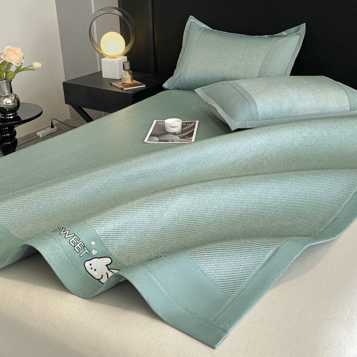 91家纺网 家纺一手货源 找家纺 莱米家纺 2025新款加厚凉感绣花冰藤席 可爱兔—湖绿-凉席