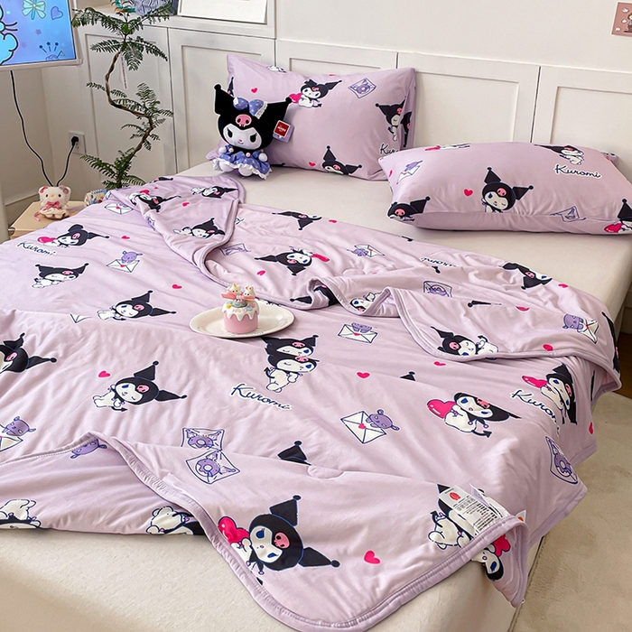 91家纺网 家纺一手货源 找家纺 金爱家2025新款A类三丽鸥正版授权高品质牛奶丝软糯针织棉大豆夏被系列详情 针织棉三丽鸥-紫色梦幻库洛米