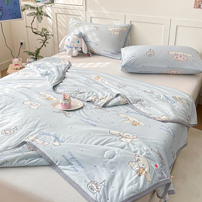 91家纺网 家纺一手货源 找家纺 金爱家2025新款A类三丽鸥正版授权高品质牛奶丝软糯针织棉大豆夏被系列详情 针织棉三丽鸥-奶油蓝点大耳狗