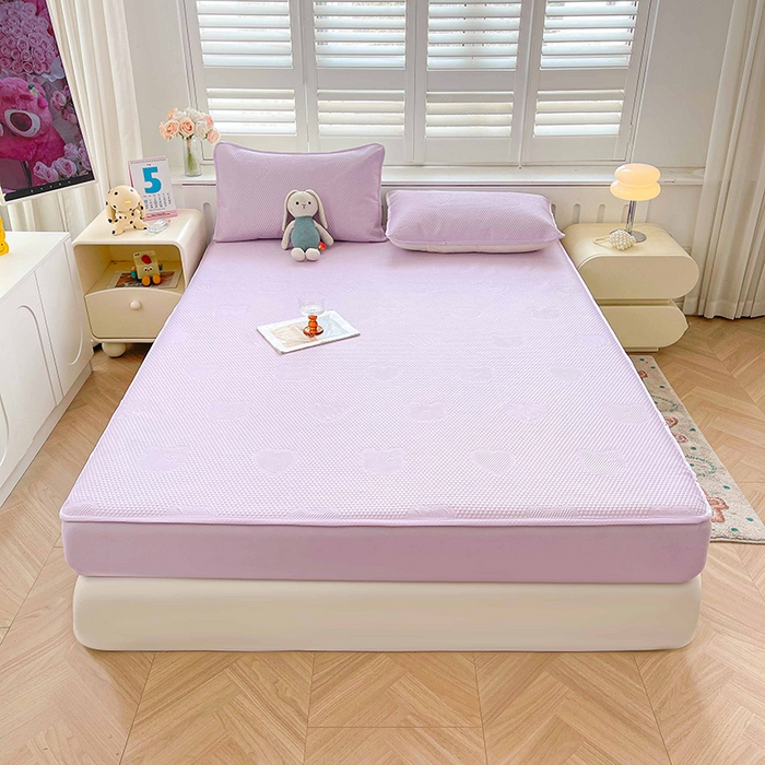 91家纺网 家纺一手货源 找家纺 迪乐妮 2025新款小冰熊凉豆豆席床笠 薰衣紫-小冰熊凉豆豆床笠