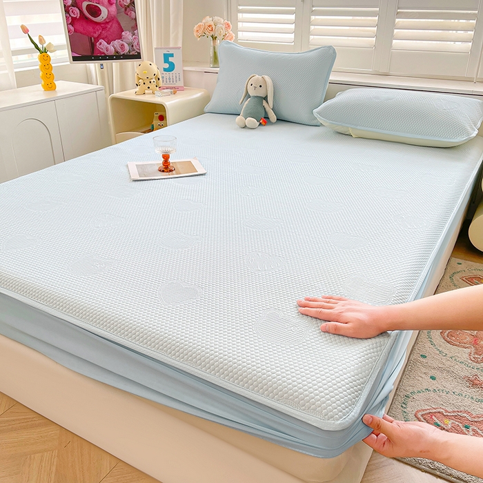 91家纺网 家纺一手货源 找家纺 迪乐妮 2025新款小冰熊凉豆豆席床笠 天空蓝-小冰熊凉豆豆床笠