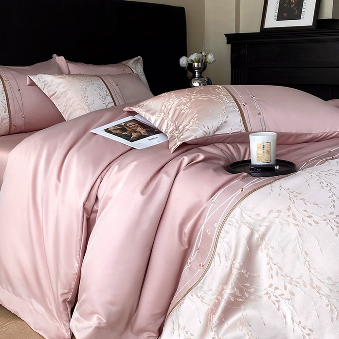 91家纺网 家纺一手货源 找家纺 优悦生活馆 2025新款冰丝浮雕绣花四件套 浪漫星河-豆沙