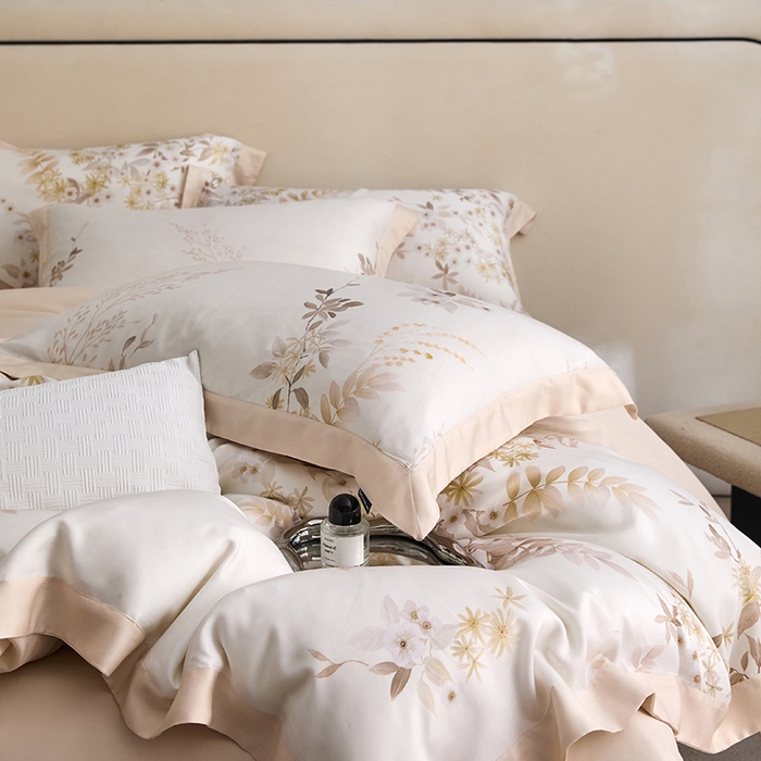 91家纺网 家纺一手货源 找家纺 薏思家纺 2025新款50支莱赛尔天丝数码印花夏被+四件套（礼盒包装） 芳菲-米白
