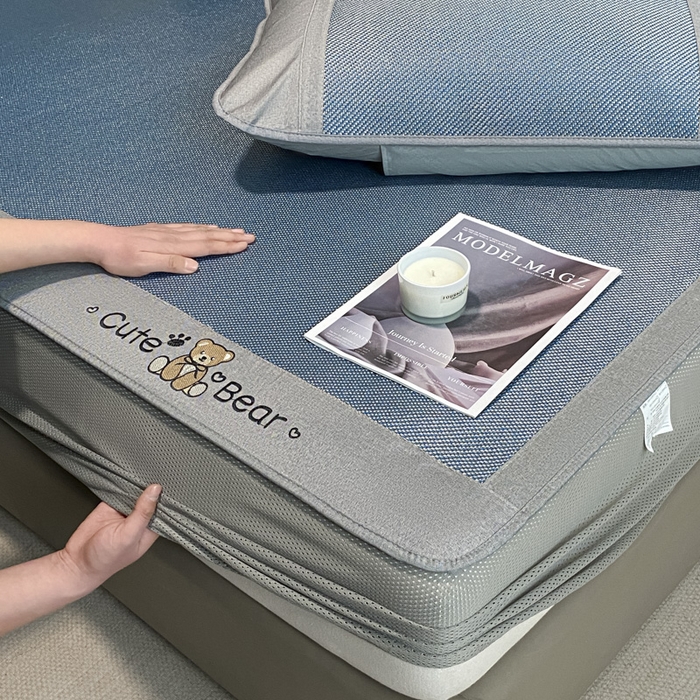 91家纺网 家纺一手货源 找家纺 莱米家纺 2025新款加厚凉感绣花冰藤席 幸运熊—雾霾蓝-床笠