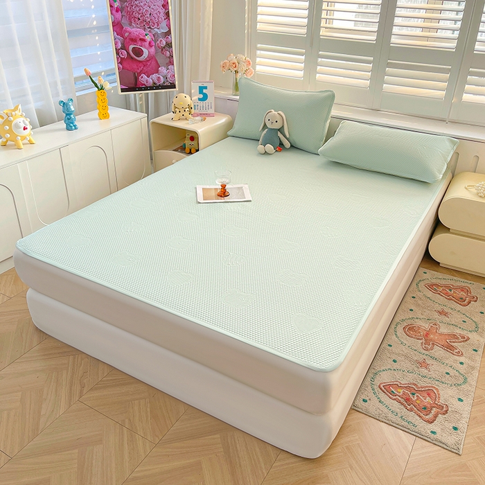 91家纺网 家纺一手货源 找家纺 迪乐妮 2025新款小冰熊凉豆豆席床笠 清新绿-小冰熊凉豆豆席