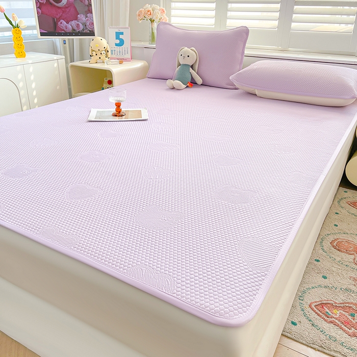 91家纺网 家纺一手货源 找家纺 迪乐妮 2025新款小冰熊凉豆豆席床笠 薰衣紫-小冰熊凉豆豆席