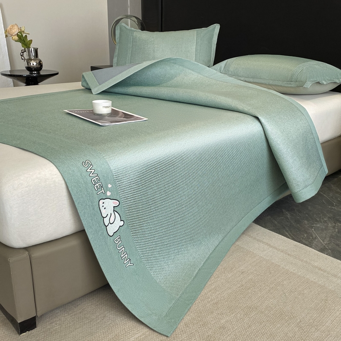 91家纺网 家纺一手货源 找家纺 莱米家纺 2025新款加厚凉感绣花冰藤席 可爱兔—湖绿-凉席