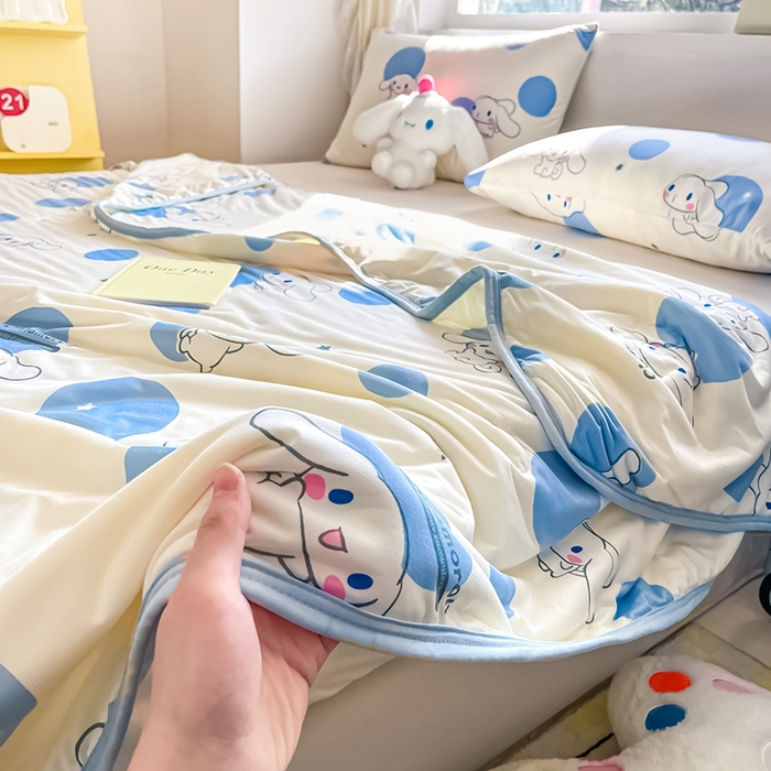 91家纺网 家纺一手货源 找家纺 金爱家2025新款A类三丽鸥正版授权高品质牛奶丝软糯针织棉大豆夏被系列详情 针织棉三丽鸥-蓝蓝波点玉桂狗