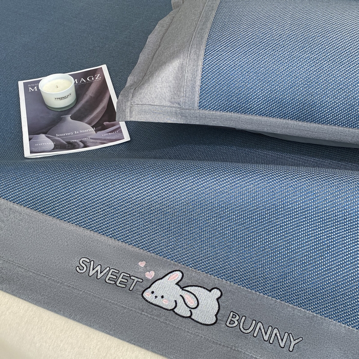 91家纺网 家纺一手货源 找家纺 莱米家纺 2025新款加厚凉感绣花冰藤席 可爱兔—雾霾蓝-凉席