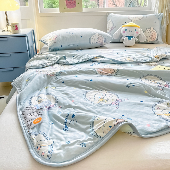 91家纺网 家纺一手货源 找家纺 金爱家2025新款A类三丽鸥正版授权高品质牛奶丝软糯针织棉大豆夏被系列详情 针织棉三丽鸥-蓝甜玉桂狗