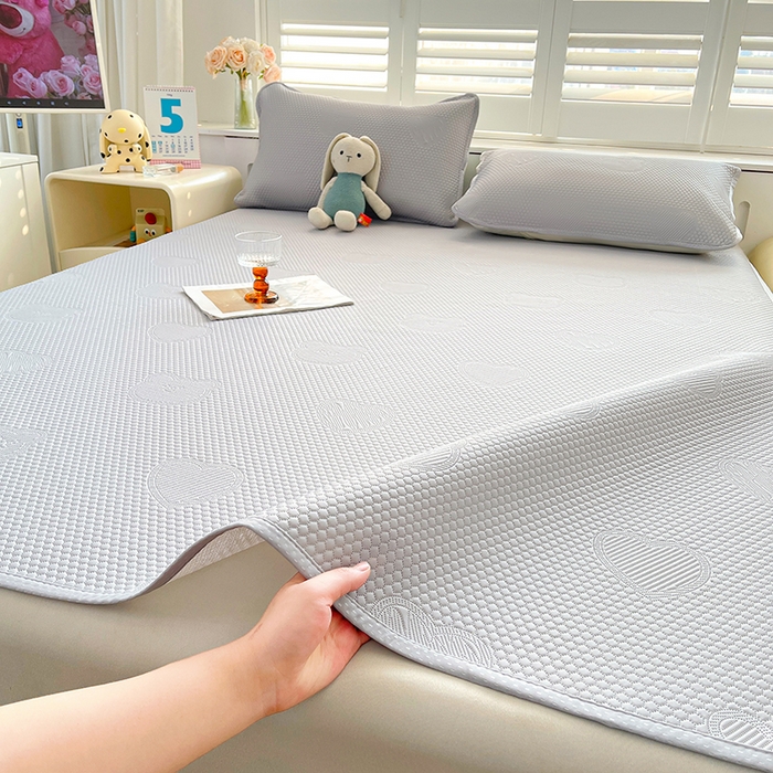 91家纺网 家纺一手货源 找家纺 迪乐妮 2025新款小冰熊凉豆豆席床笠 绅士灰-小冰熊凉豆豆席