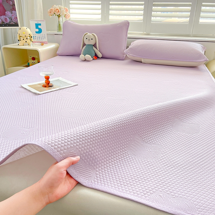 91家纺网 家纺一手货源 找家纺 迪乐妮 2025新款小冰熊凉豆豆席床笠 薰衣紫-小冰熊凉豆豆席