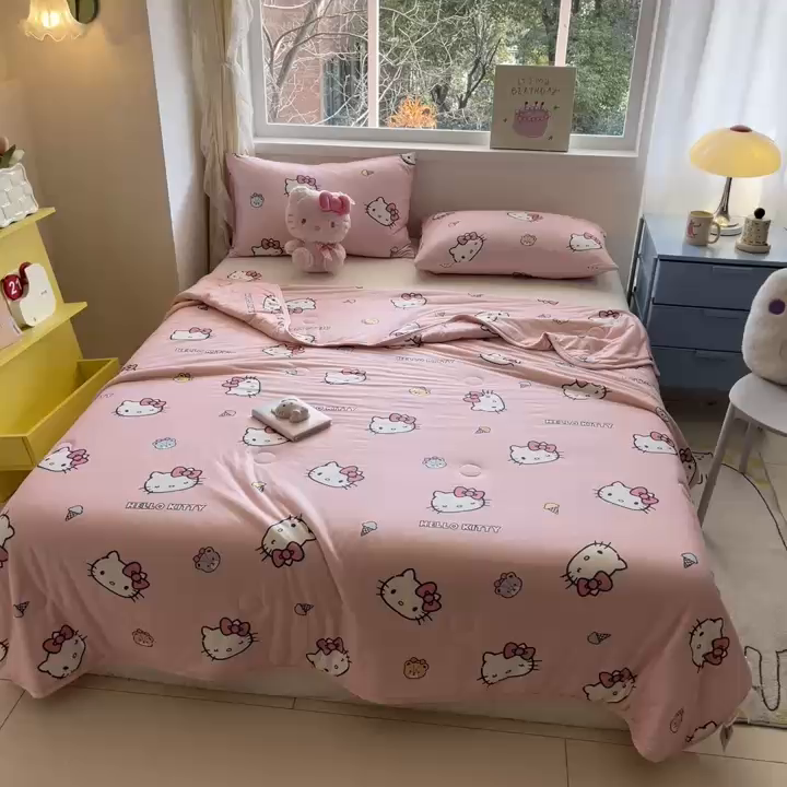 91家纺网 家纺一手货源 找家纺 金爱家2025新款A类三丽鸥正版授权高品质牛奶丝软糯针织棉大豆夏被系列详情 针织棉三丽鸥-粉粉甜筒kitty