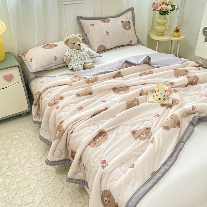 91家纺网 家纺一手货源 找家纺 顺顺家纺 2025新款凉感丝印花夏被空调被 熊熊之家