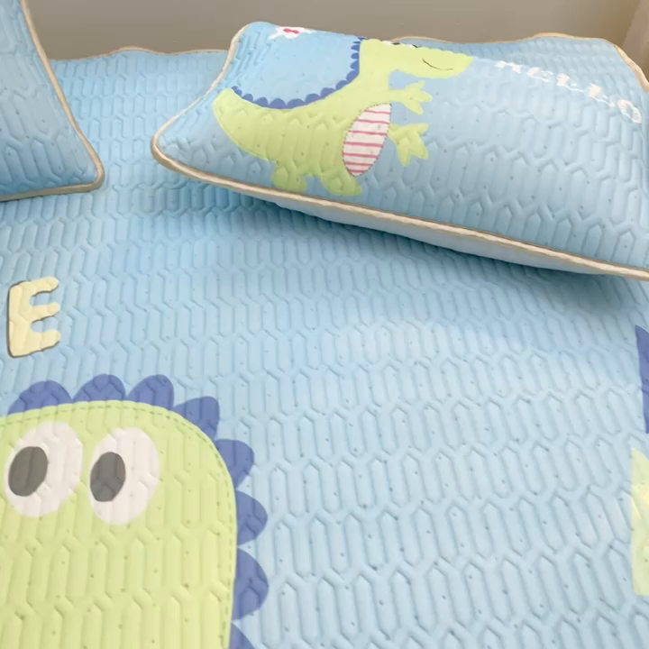 91家纺网 家纺一手货源 找家纺 美丽折2025新品6mm厚天然乳胶凉席三件套 大版印花卡通乳胶凉席平铺款 酷玩龙