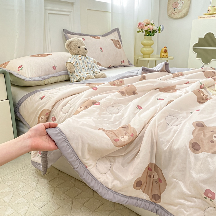 91家纺网 家纺一手货源 找家纺 顺顺家纺 2025新款凉感丝印花夏被空调被 熊熊之家