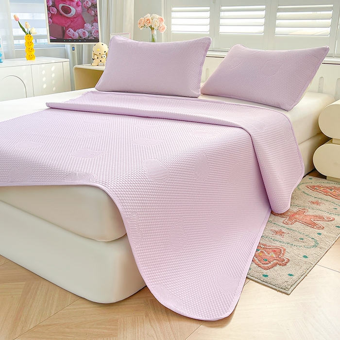 91家纺网 家纺一手货源 找家纺 迪乐妮 2025新款小冰熊凉豆豆席床笠 薰衣紫-小冰熊凉豆豆席