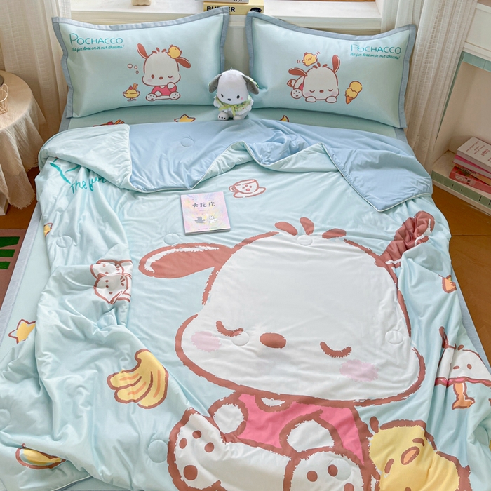 91家纺网 家纺一手货源 找家纺 博雅 2025新款 三丽鸥凉感丝夏被冰丝凉席组合四件套 甜品帕恰狗