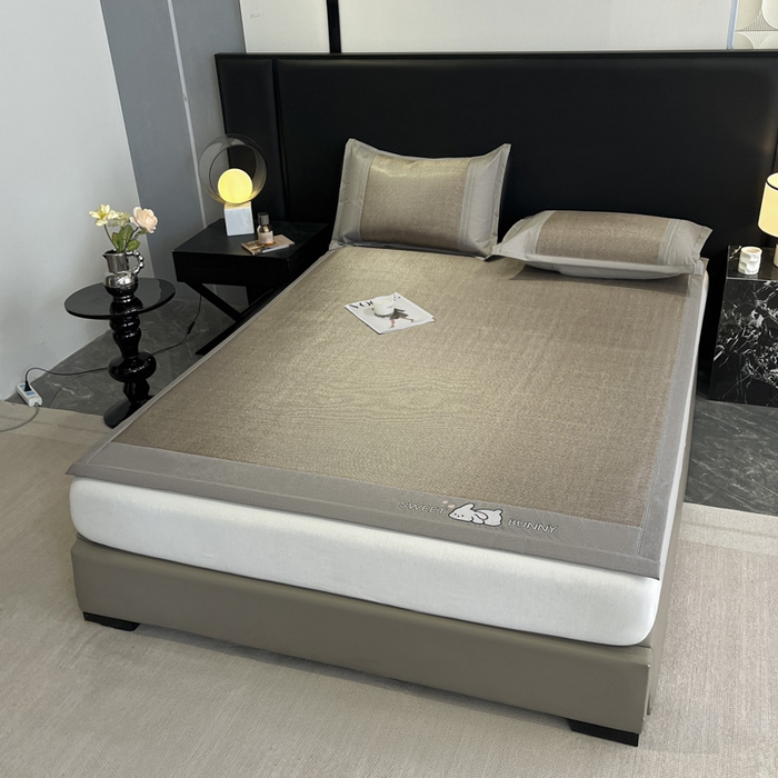 91家纺网 家纺一手货源 找家纺 莱米家纺 2025新款加厚凉感绣花冰藤席 可爱兔—香槟-凉席