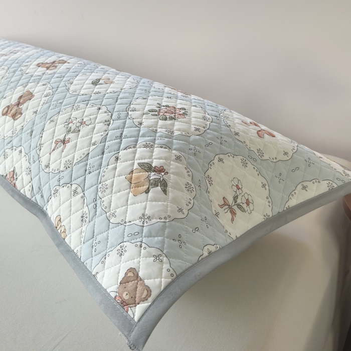 91家纺网 家纺一手货源 找家纺 爱港家纺 2025新款凉感丝双人长枕巾 夏季情侣枕头巾 绑带长枕巾 甜梦堡 150*48