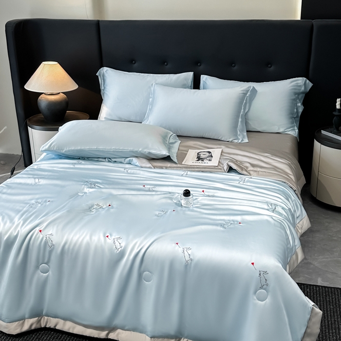 91家纺网 家纺一手货源 找家纺 满羽家纺 2025新款冰丝夏被四件套-满绣系列 兔子追爱-兰灰
