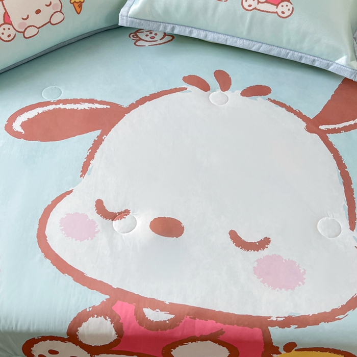 91家纺网 家纺一手货源 找家纺 博雅 2025新款 三丽鸥凉感丝夏被冰丝凉席组合四件套 甜品帕恰狗