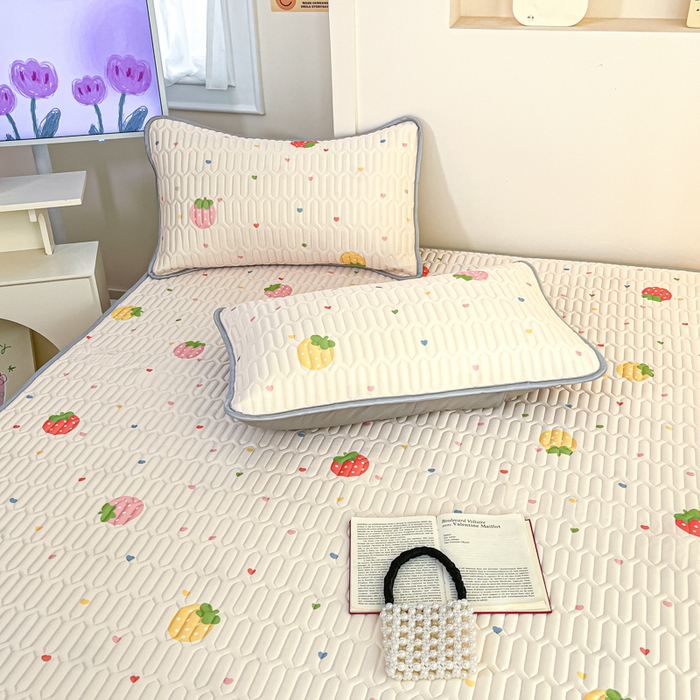 91家纺网 家纺一手货源 找家纺 柒月家居 2025新款小清新乳胶凉席 爱心草莓