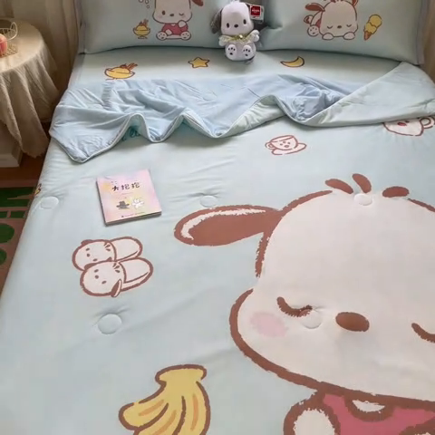 91家纺网 家纺一手货源 找家纺 博雅 2025新款 三丽鸥凉感丝夏被冰丝凉席组合四件套 甜品帕恰狗