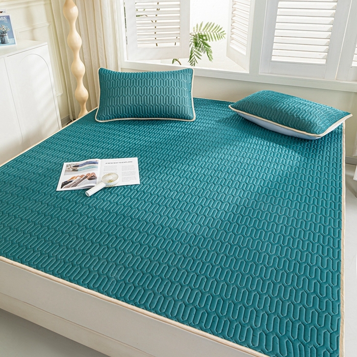 91家纺网 家纺一手货源 找家纺 美丽折2025新品6mm厚天然乳胶凉席三件套 大版印花卡通乳胶凉席平铺款 墨绿色