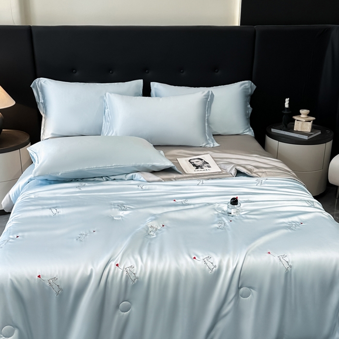 91家纺网 家纺一手货源 找家纺 满羽家纺 2025新款冰丝夏被四件套-满绣系列 兔子追爱-兰灰