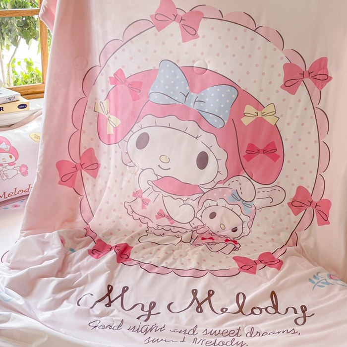 91家纺网 家纺一手货源 找家纺 博雅 2025新款 三丽鸥凉感丝夏被冰丝凉席组合四件套 小花美乐蒂