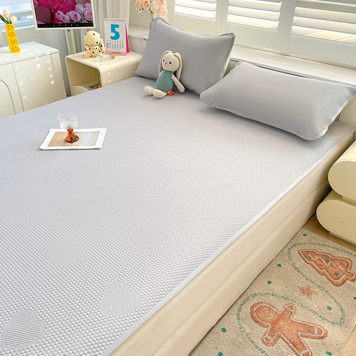 91家纺网 家纺一手货源 找家纺 迪乐妮 2025新款小冰熊凉豆豆席床笠 绅士灰-小冰熊凉豆豆席