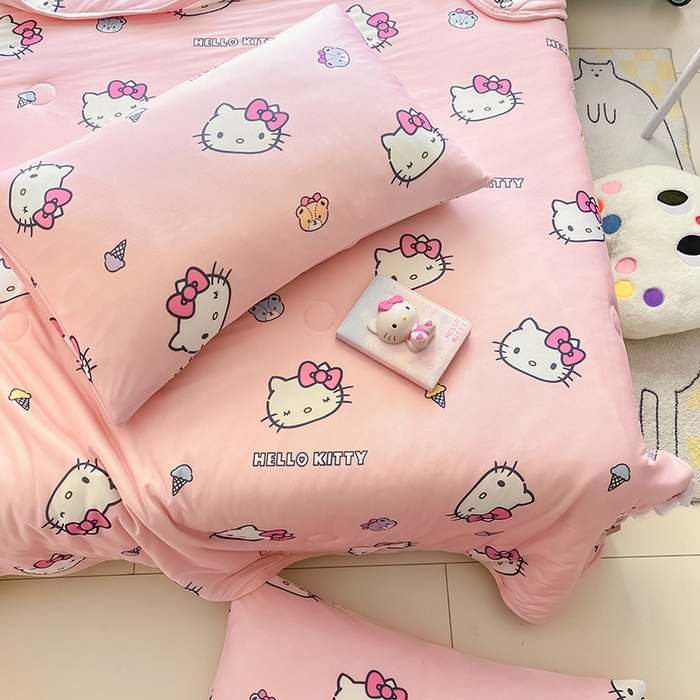 91家纺网 家纺一手货源 找家纺 金爱家2025新款A类三丽鸥正版授权高品质牛奶丝软糯针织棉大豆夏被系列详情 针织棉三丽鸥-粉粉甜筒kitty