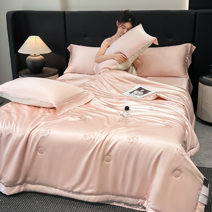 91家纺网 家纺一手货源 找家纺 满羽家纺 2025新款冰丝夏被四件套-满绣系列 迷蝶-桃粉